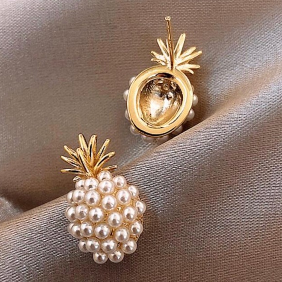 - Faux Pearl pineapple stud earrings NWT - Picture 2 of 2
